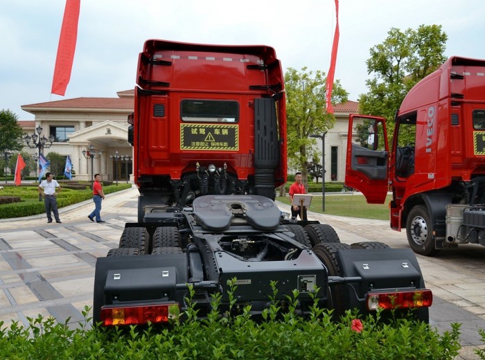 红岩 杰狮重卡 430马力 6X4 牵引车（畅途版）(CQ4255HXG334)外观图（5/69）