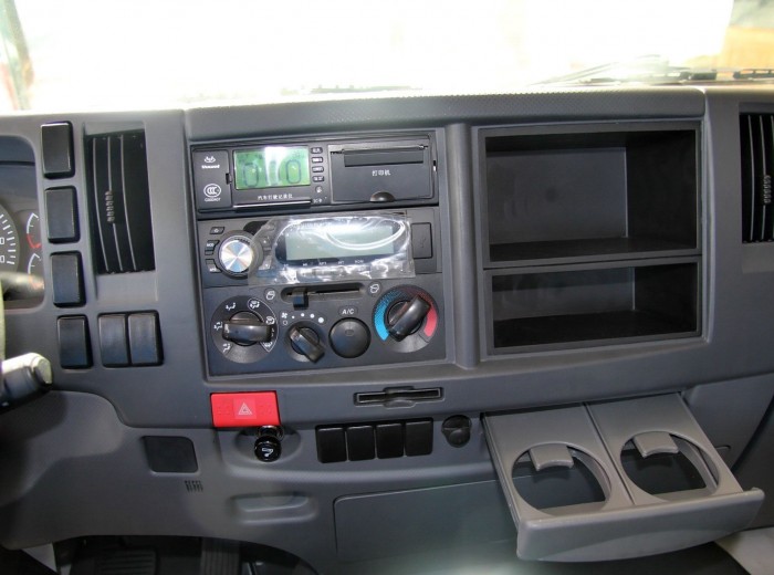 庆铃 VC46重卡 350马力 6X4 牵引车(QL4250UKCZ)驾驶室图（23/71）