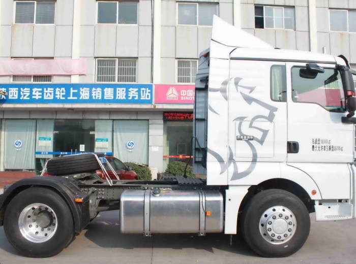 中国重汽 SITRAK C7H重卡 400马力 4X2 牵引车外观图（11/20）