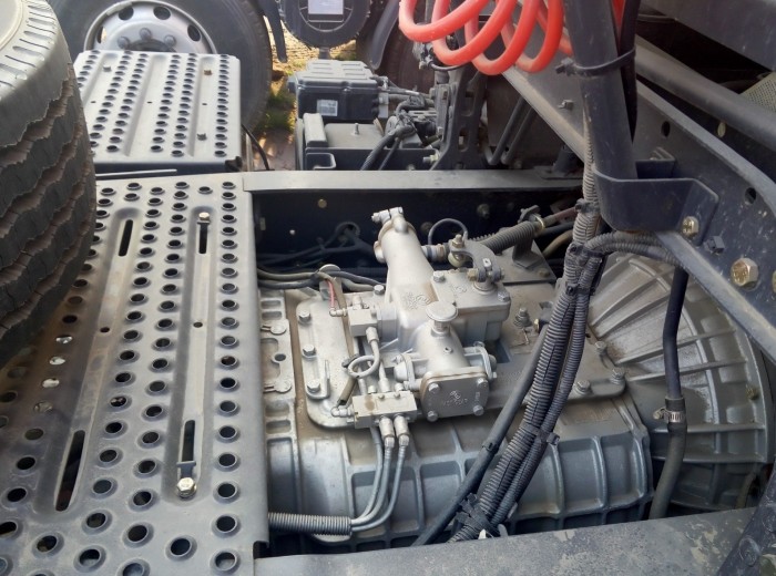 东风柳汽 霸龙康明斯M7C重卡 385马力 6X4 牵引车（LZ4251QDCA)底盘图（8/8）