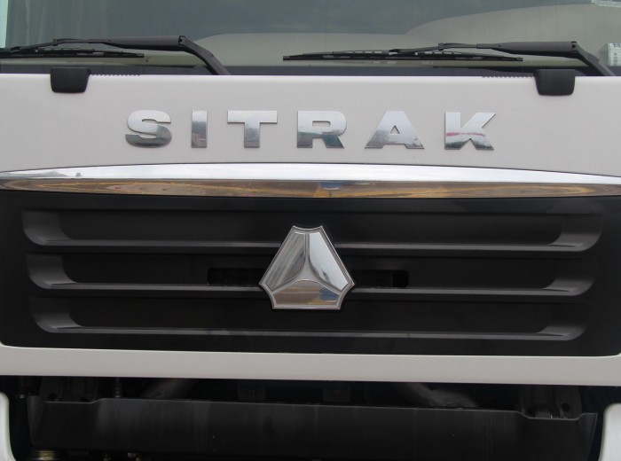 中国重汽 SITRAK C7H重卡 400马力 4X2 牵引车外观图（17/26）