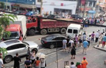 大货“发狂”冲入反道 撞飞两人又撞7车