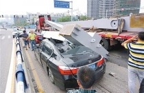 货车急刹9吨钢柱掉落 三厢别克砸成两厢